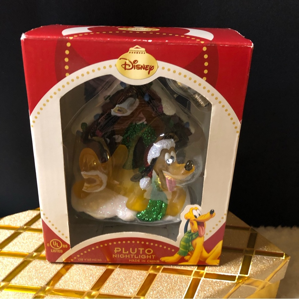 New Disney Retired Pluto & His Dog House All Decorated For X-Mas, Night Light